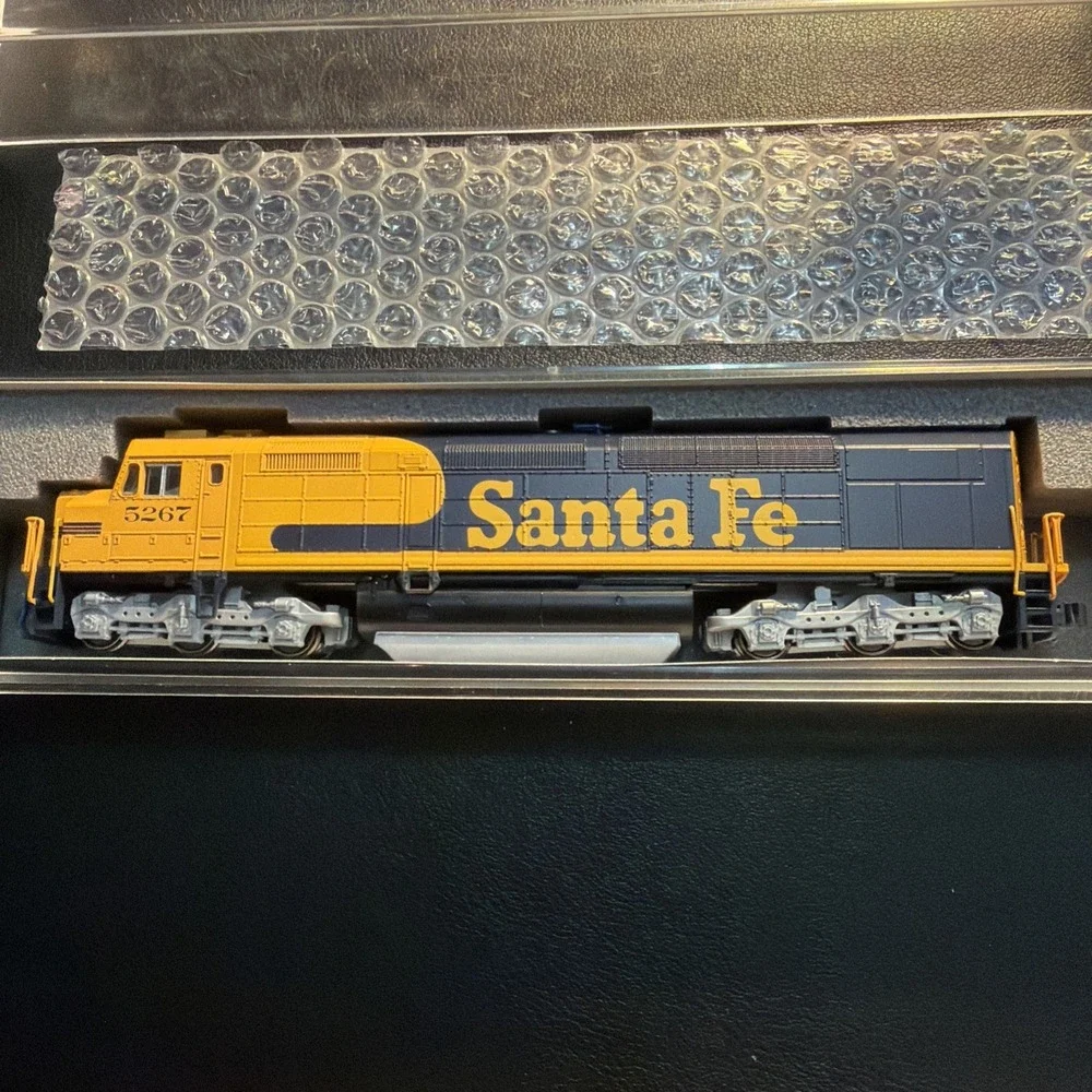 Kato N Scale 176-9213-DCC EMD SDP40F Diesel Locomotive AT&SF #5267